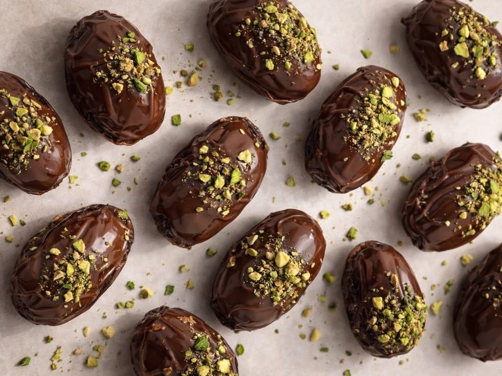 DÁTILES RELLENOS DE CHOCOLATE Y MANTEQUILLA DE MANI: Estilo popular de Snickers